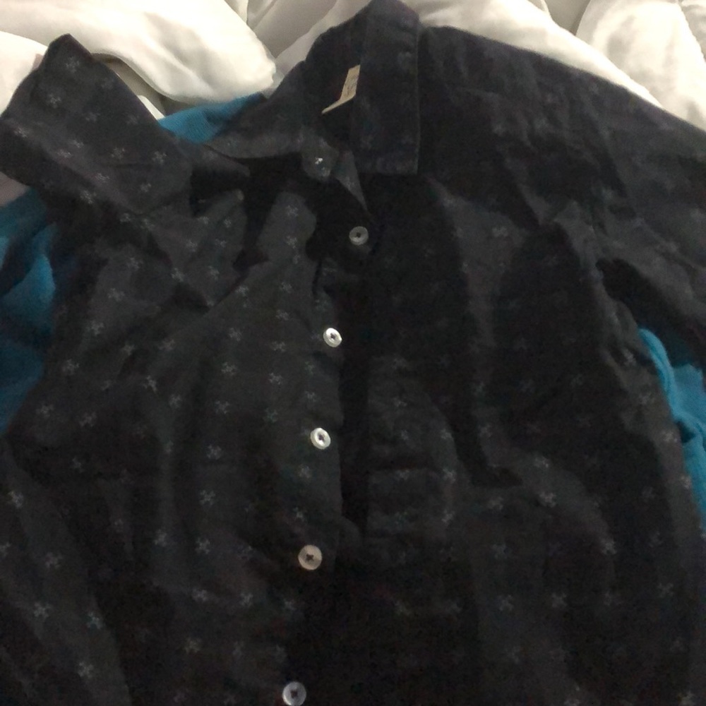 4 Shirt Bundle🤑 - Picture 5 of 8